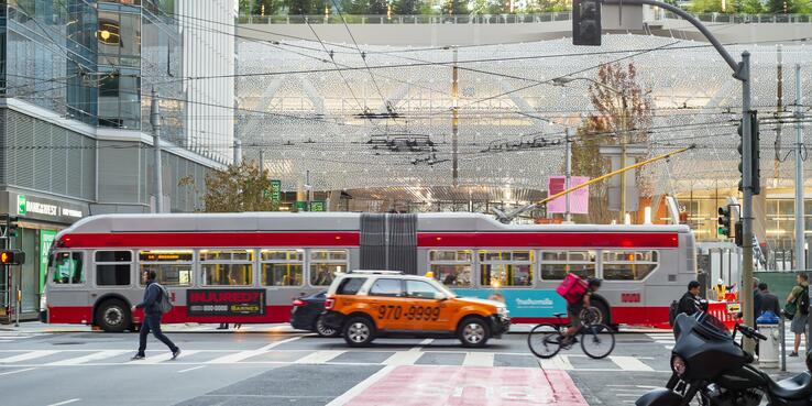 muni bus in front of salesforce park