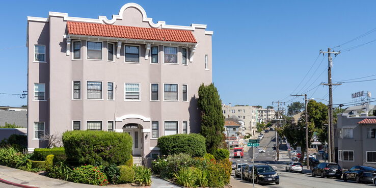 photo of an apartment building in Oakland