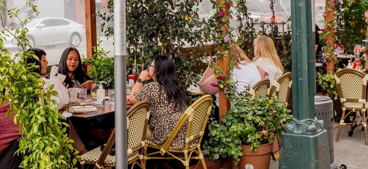 diners eating at a restaurant parklet in the Willow Glen neighborhood